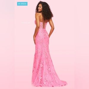 Sherri Hill Strapless Lace Dress in Bright Pink.

No imperfections

Size - 2